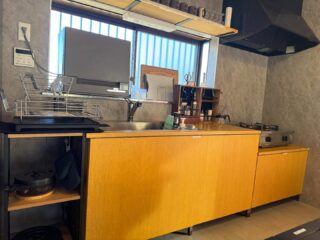 冬の寒い時期、外でBBQはちょっと、、、。
というお客様もご安心下さい1棟貸切宿ナマケモノでは暖かい室内で調理出来るようキッチンも充実しています！
寒い時期はお鍋やおでんでも作りながらゆっくりとくつろいで下さい♪年末年始はご予約埋まっていますが、1月6日からは空きがありますので、是非ご家族やご友人、パートナーと遊びに来てください🦥#1棟貸切宿ナマケモノ
#貸別荘
#貸切コテージ
#貸切サウナ